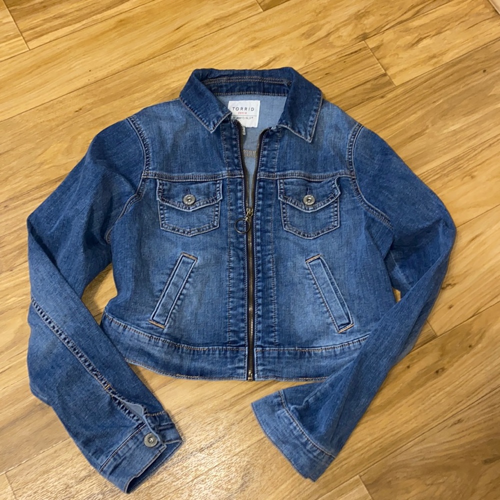 Torrid size 00 cropped denim
jacket; zippered front; such a cute jacket!